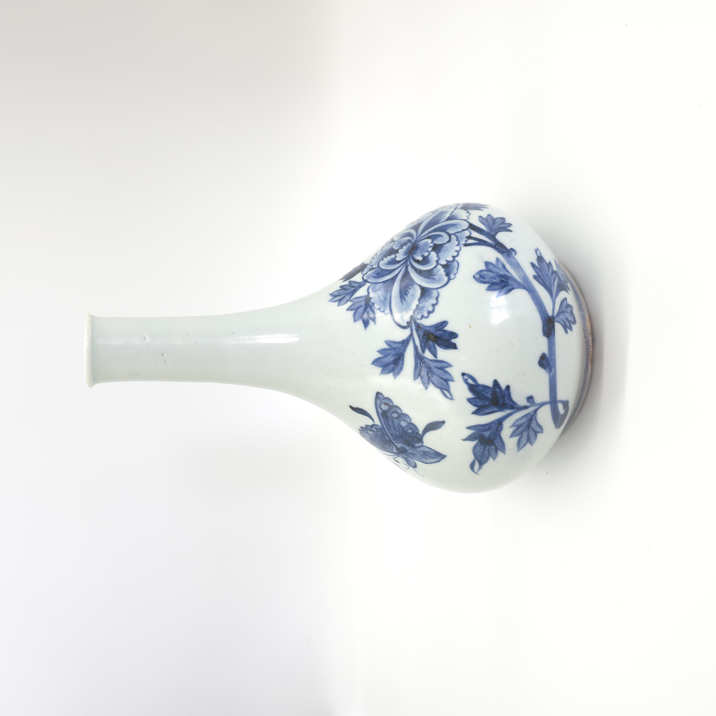 조선 백자청화모란나비문병